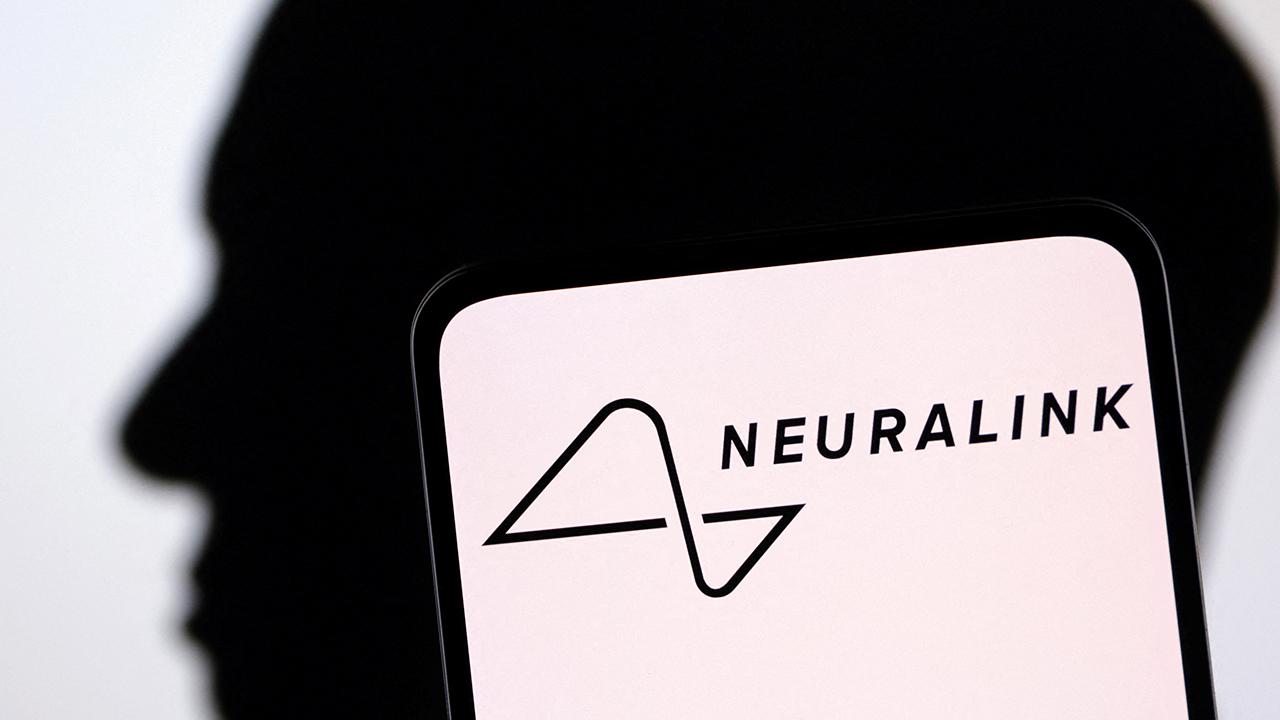 Neuralink'in beynine çip taktığı ilk insan düşünerek fare imlecini oynatabildi