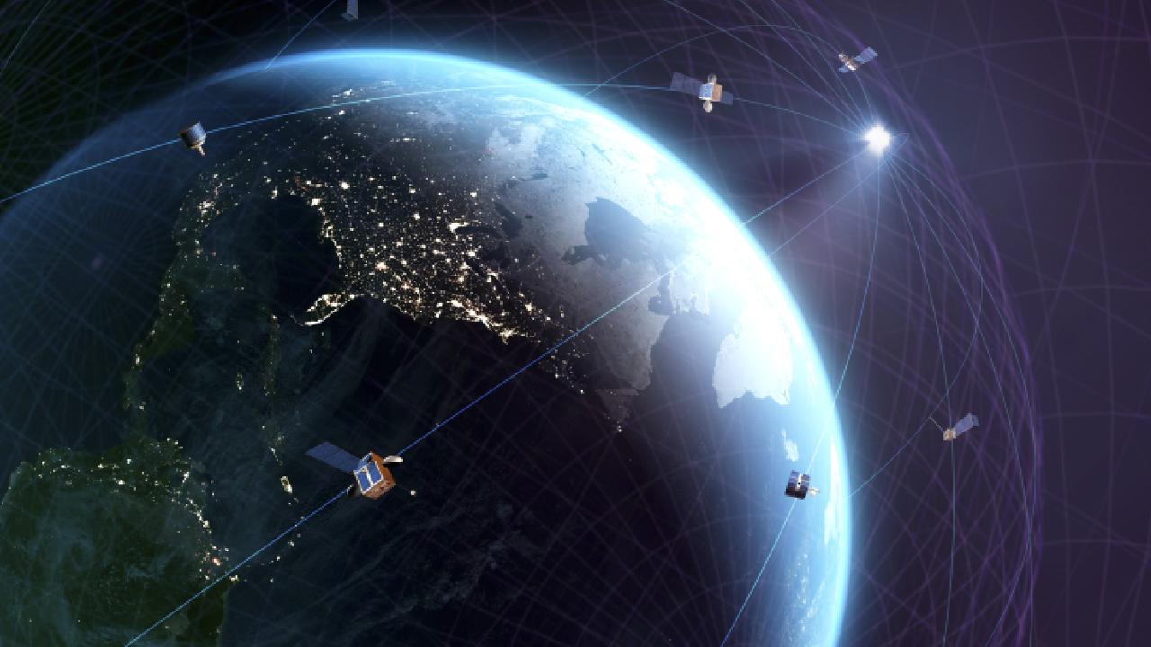 Uzay enkazı: İki tonluk uydu bugün Dünya'ya düşecek