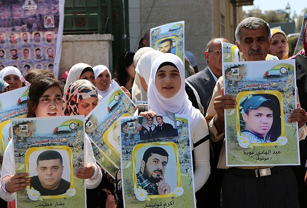 Filistinli tutuklu yakınlarına aşağılayıcı muamele