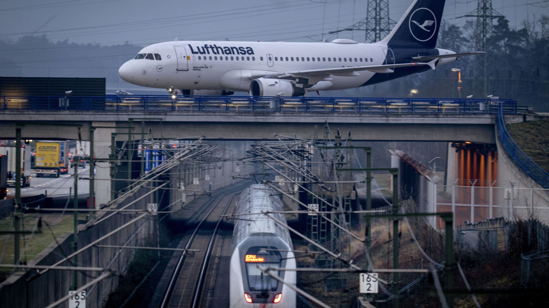 Almanya'da grev: Binlerce tren ve uçak seferinin iptal edilmesi ulaşımı felce uğrattı