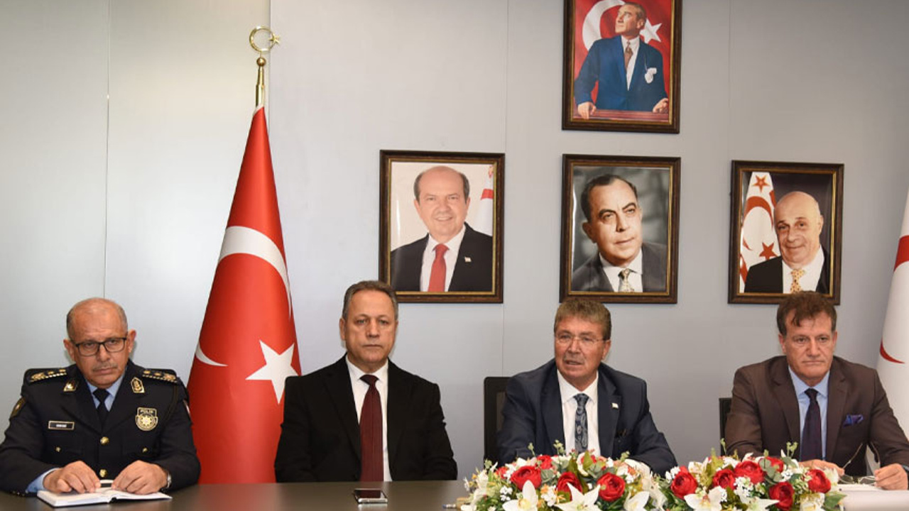Başbakan Üstel, Ercan Havalimanında paydaşlarla bir araya geldi