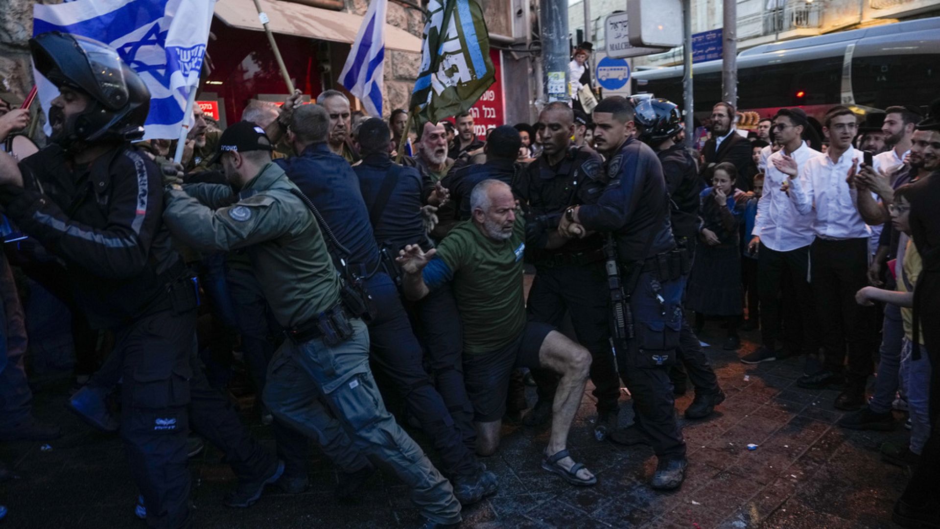 İsrail'de Netanyahu'ya karşı en büyük protesto: Göstericiler ateşkes çağrısında bulundu