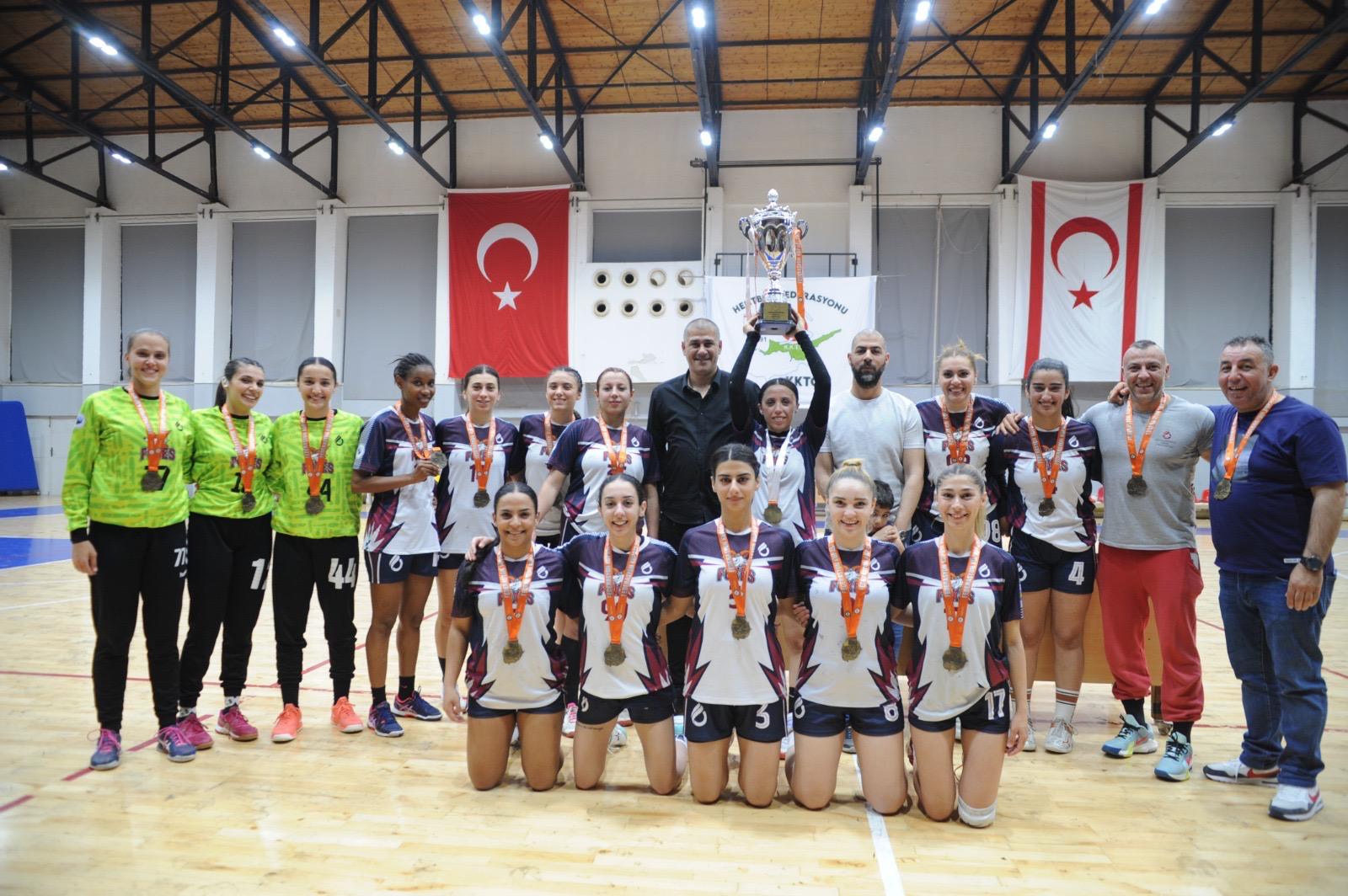 Hentbolda UKÜ Kadınlar, Federasyon Kupası'nı Miracle Esentepe'yi 26-24 yenerek kazandı