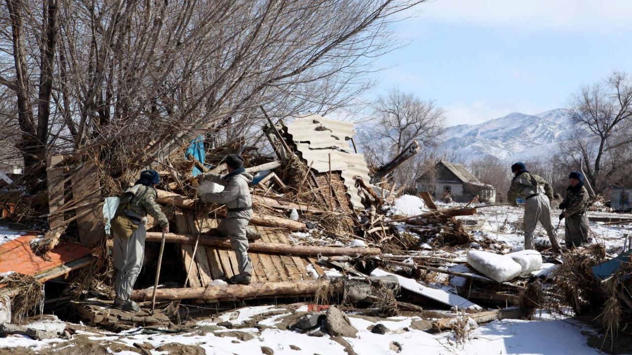 Kazakistan'da taşkın: 1500 ev su altında kaldı