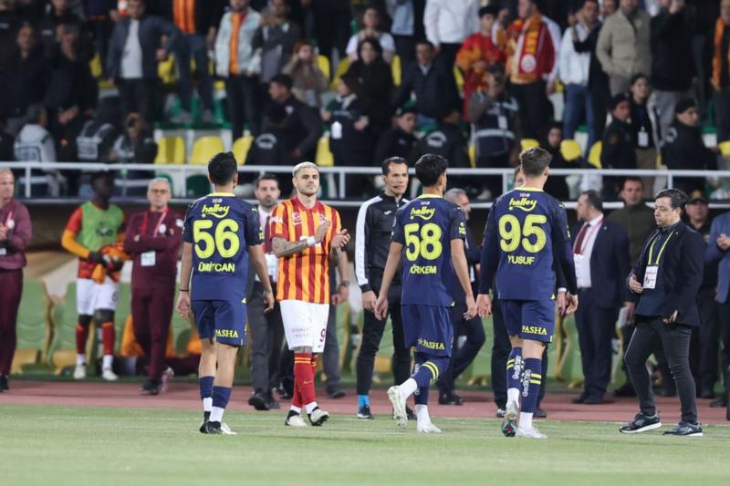 Fenerbahçe, Galatasaray ile oynanan Süper Kupa maçında sahadan çekildi