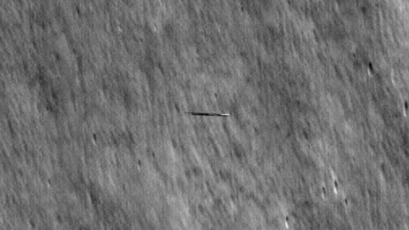 NASA'nın Ay’ın çevresinde görüntülediği ilginç cismin sırrı ne?