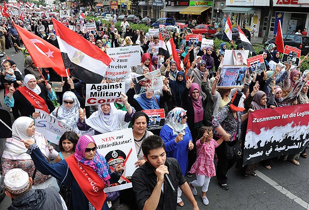 Berlin'de Mursi'ye destek gösterisi