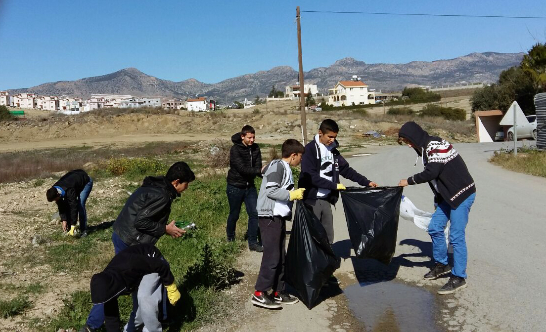 Vakıf Gönüllüsü Gençlere Hamitköy'de çevre temizliği yaptı