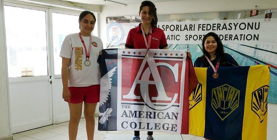 Amerikan Kolej öğrencisi yüzme rekoru kırdı