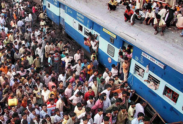 Hindistan'da tren raydan geçen gruba çarptı: 35 ölü