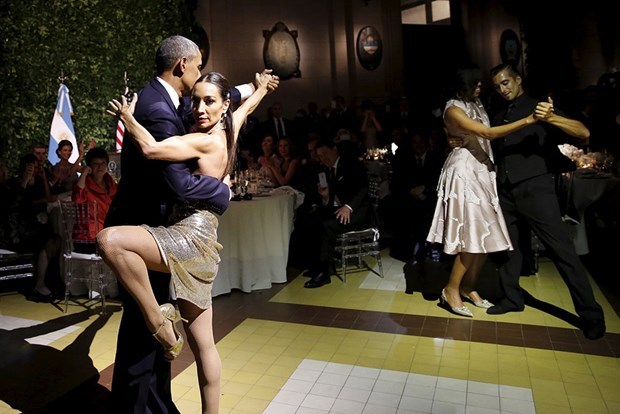 Obama tango yaptı. İşte o video!