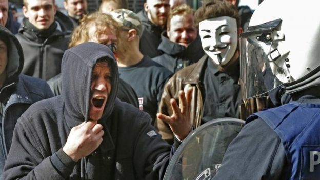 Brüksel'de Nazi selamı veren kalabalığa müdahale