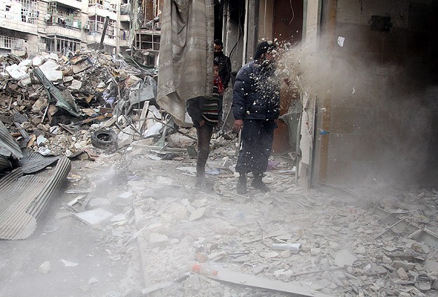 Esed karadan ve havadan saldırdı: 45 ölü