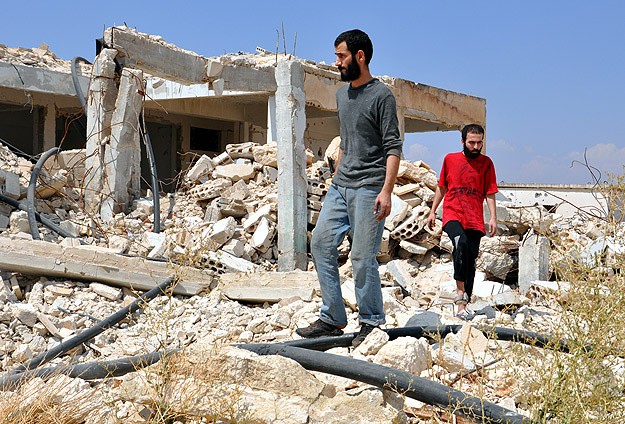 Esed'den kaçan askerleri ÖSO koruyor