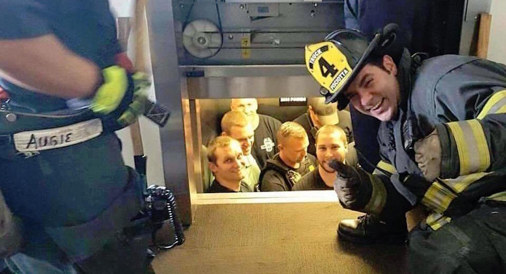 Asansörde kalan polisleri itfaiyeciler kurtardı