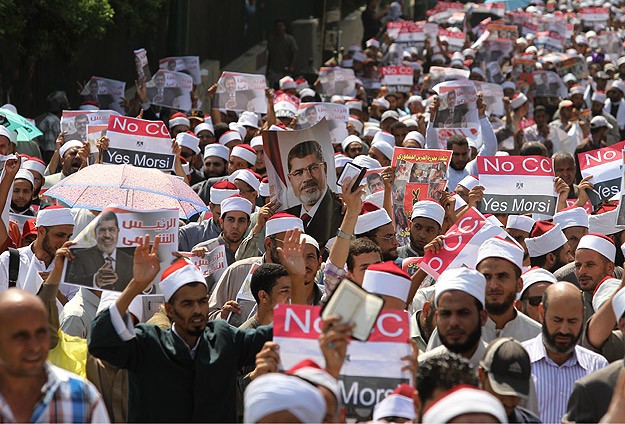 Darbeyi destekleyen Ezher Şeyhini protesto ettiler
