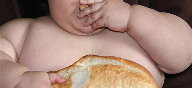 TV karşısında yemek çocukları obez yapıyor