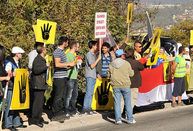 Bosna'da yaşayan Mısırlılardan ''darbe'' protestosu