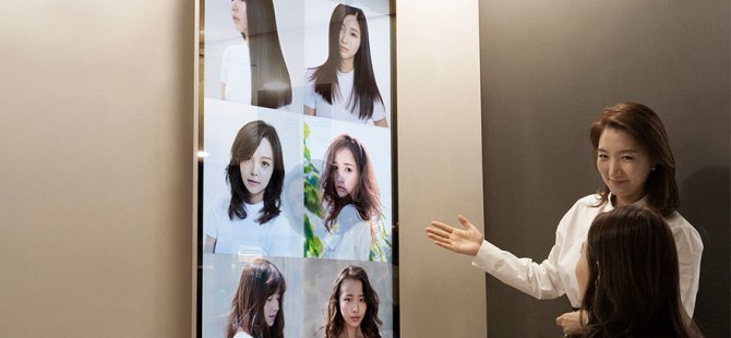 Samsung’un modaya armağanı: aynalı ekranlar