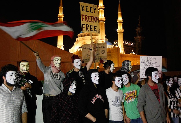 Anonymous üyelerinden maskeli yürüyüş