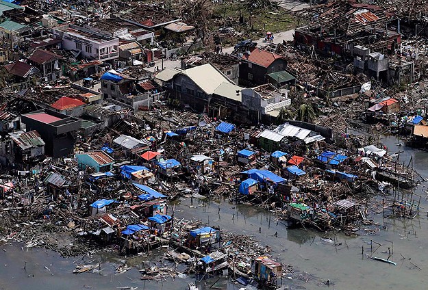 Haiyan tayfunu Filipinler'de bir çok bölgeyi haritadan sildi