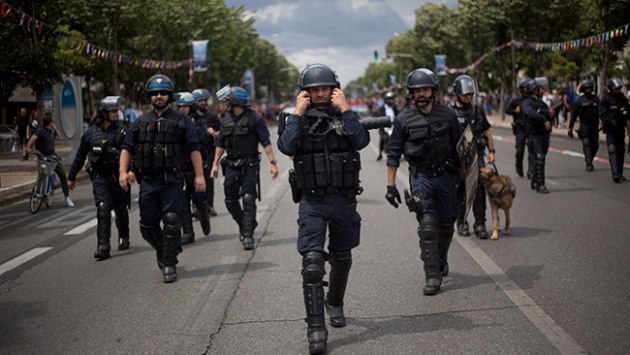 Fransız polisinden taraftarlara ilginç müdahale