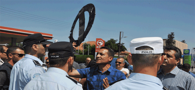 KTÖS ve KTOEÖS'ten TC Lefkoşa Büyükelçiliği önünde 'sembolik' eylem