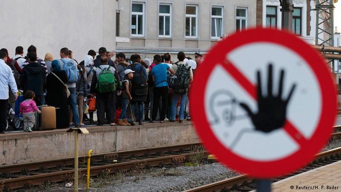 İngiltere, sığınmacıların geçişini engellemek için 1 km duvar örecek