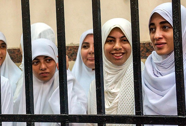 Darbe karşıtı kızlara 11'er yıl hapis