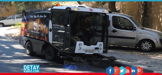 Girne sokakları vakumlu süpürme aracıyla temizleniyor