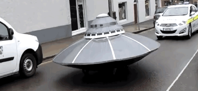 İrlanda sokaklarında beliren UFO’ya polis eskortu