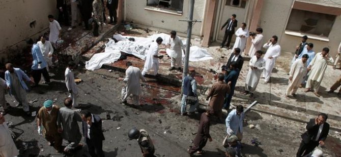 Pakistan'da hastaneye bombalı saldırı!