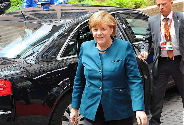 Almanya Başbakanı Merkel'e eyalet seçimi morali