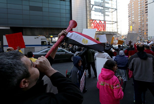 CNN önünde "vuvuzela" ile "darbe" protestosu