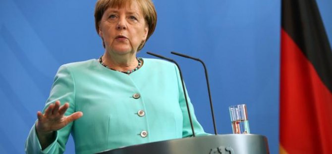 Merkel: Türklerden Almanya'ya sadakat bekliyoruz