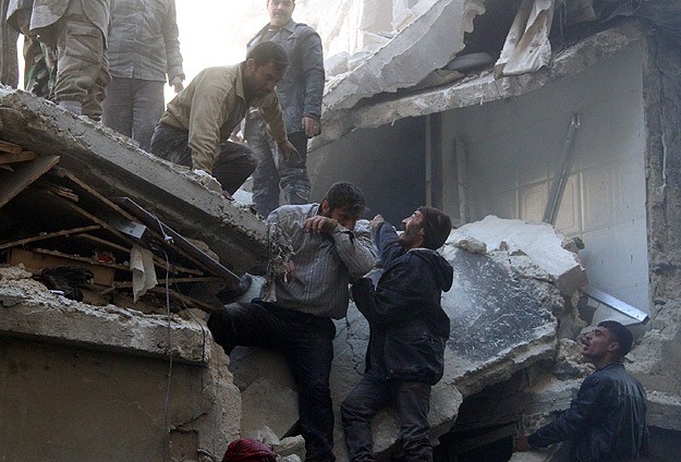 Halep'te soğuktan kaçanları "varil terörü" vuruyor