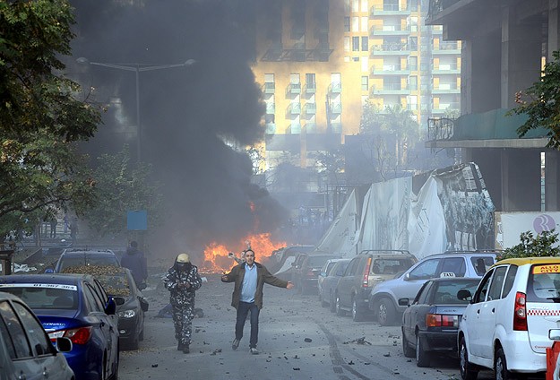 Beyrut'ta bomba yüklü araç infilak etti