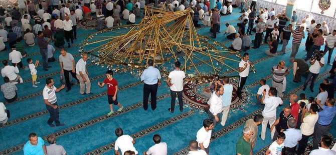 Cami cemaatinin üzerine avize düştü: 11 yaralı