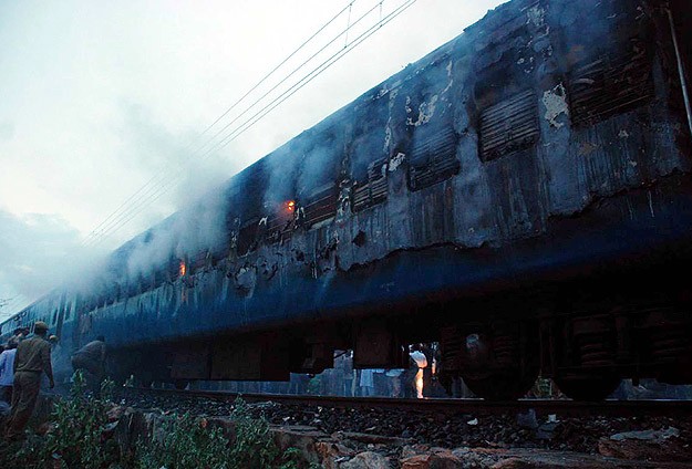 Hindistan'da yolcu treninde yangın: 23 ölü