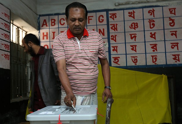 Bangladeş'te oy verme işlemi sürüyor