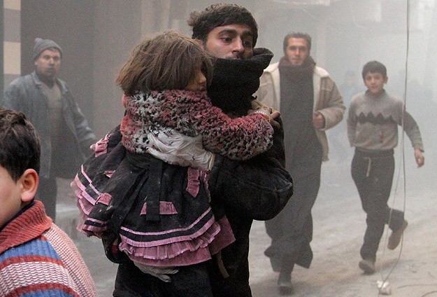 İnsanların açlıktan öldüğü Yermuk'a varil bombalı saldırı