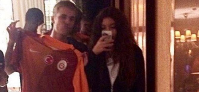 Formayla poz veren Justin Bieber: Şampiyon Galatasaray!