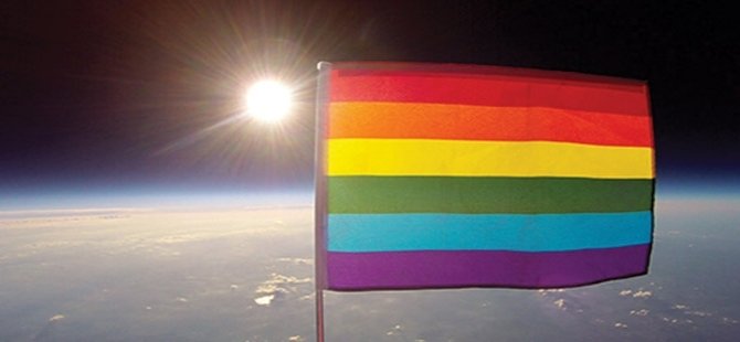 LGBTİ bayrağı uzayda dalgalandı