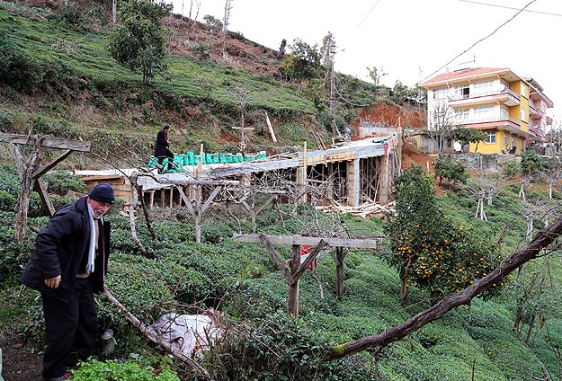 Evine ulaşmak için 68 metrelik köprü yaptı