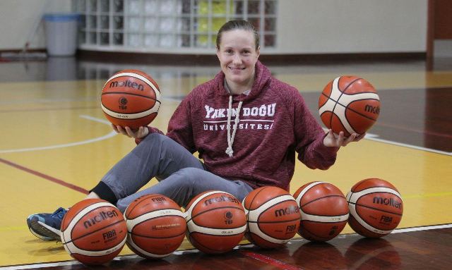 Yakın Doğu Üniversitesi Kadın basketbol Takımı Oyun Kurucusu Elin Eldebrink: “Sahada Akıllı ve Güçlü Olmak Lazım”…