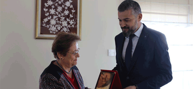 Gülgün Serdar YDÜ Milli Tarih Müzesine bağışta bulundu
