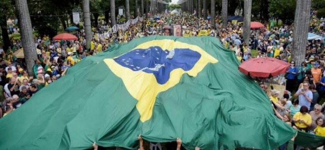 Brezilya'da yolsuzluğa karşı dev protestolar