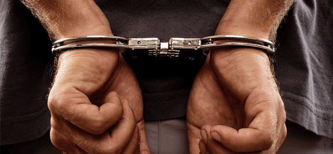 Lefkoşa Surlariçi’nde 9 aracın dikiz aynalarını kırdı, tutuklandı