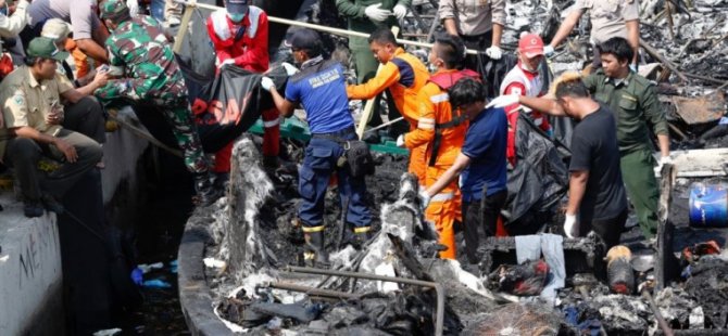 Endonezya'da yolcu taşıyan teknede yangın çıktı: 23 ölü