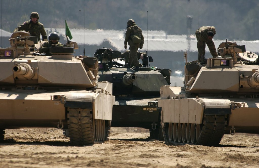 Ukrayna'da halk tankların önüne geçti
